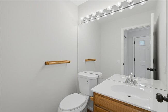 Photo - Updated 3BR End-Unit Townhome in Ashburn Farm