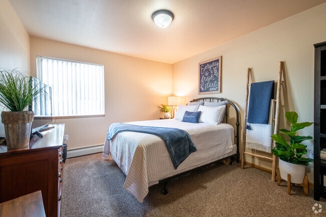 2BR, 1BA - 1100SF