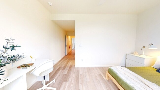 Building Photo - Professional Co-Living - Master Room Renta... Unit 7 Suite B - 226 N Dillard St Rental