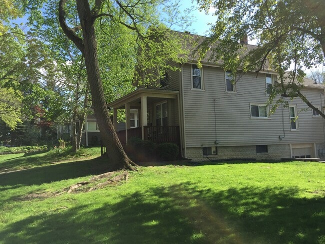 Building Photo - 1300 Hutchins Ave Unit Apartment 1