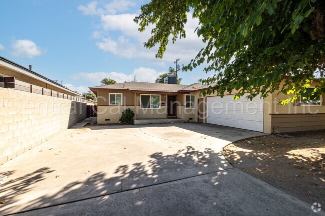 Building Photo - 3 Bedroom/2 Bath Home in Central Bakersfie...