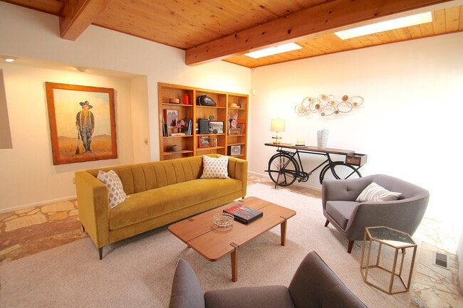 Photo - 1801 Notre Dame Dr NE