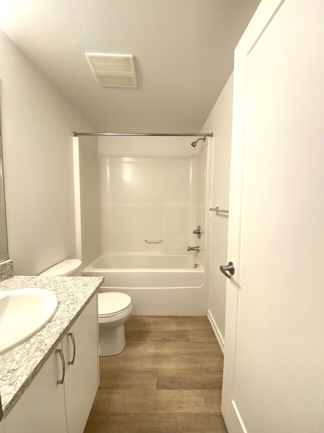 Photo - 450-458 8 Ave SE