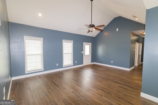 Photo - 319 W Leyland Ct