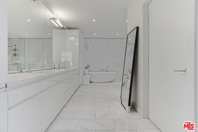 Photo - 9000 W 3rd St