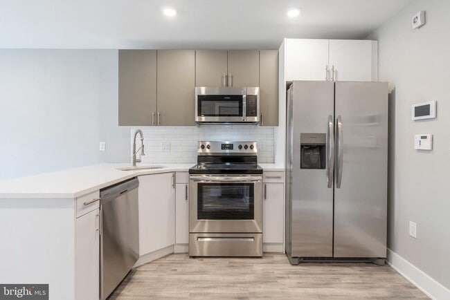 Building Photo - 2500 N Mascher St Unit 6