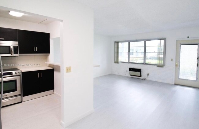 Building Photo - 319 Newport V Unit 319