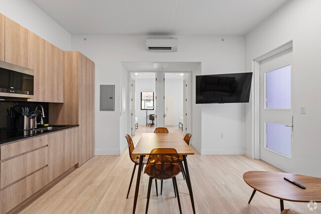 3BR, 3BA - 600SF - Living Room