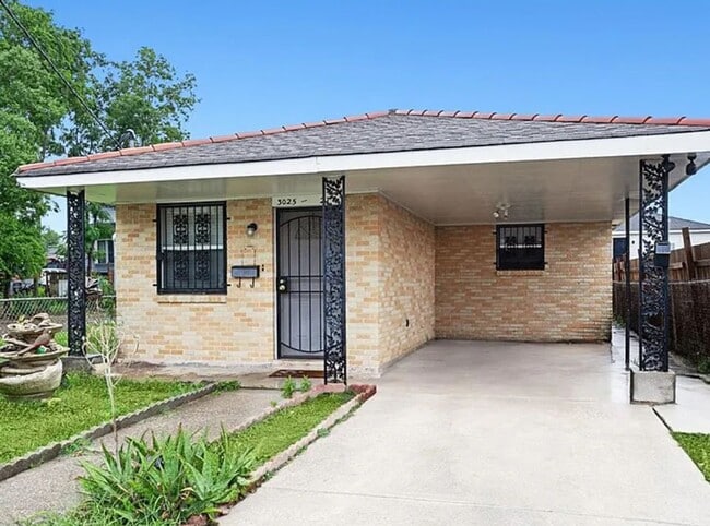 Building Photo - 3025-3027Lauss Unit 3027