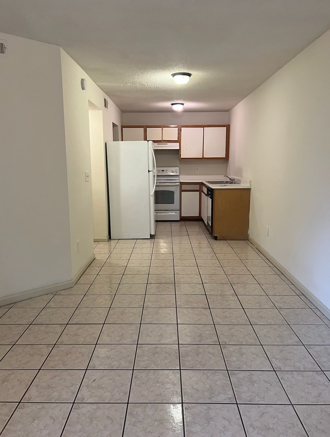 Walk in, living room, open concept kitchen - 145 Lullwater Dr Unit 102