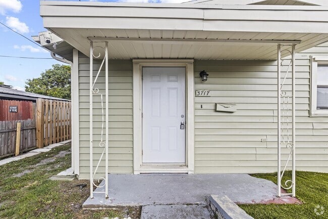 Building Photo - 3717 Pinewood Ave Rental