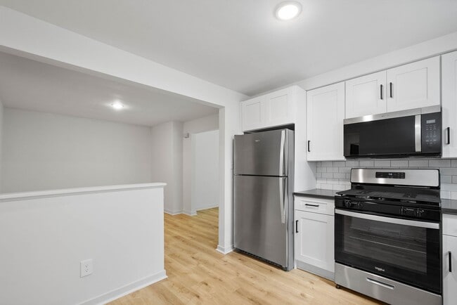 Photo - MOVE IN READY! FULLY RENOVATED 2-BEDROOM I... Unidad Apartment C
