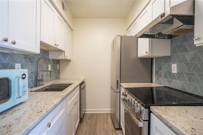 54 Monet Ct NW