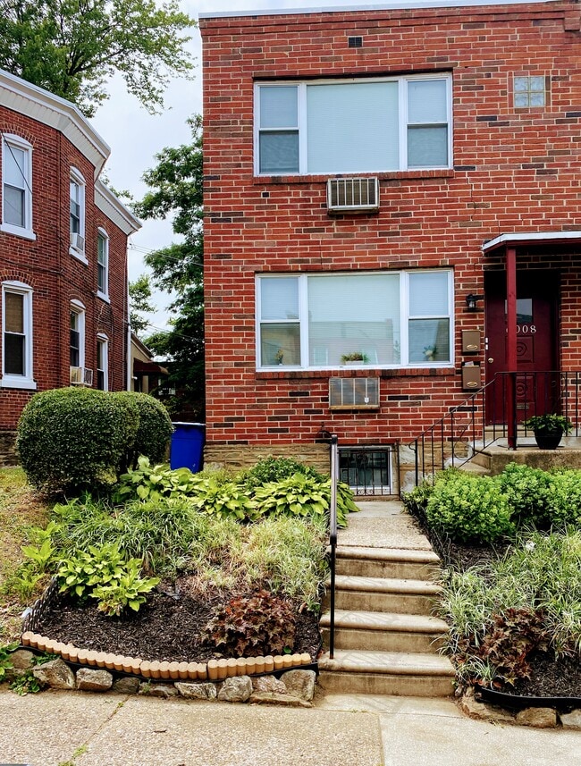 Vista frontal de dúplex de 2 pisos. - 6008 N 12th St Unidad 1