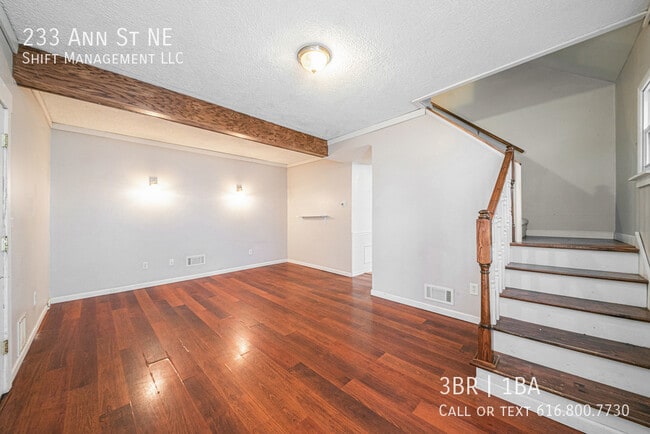 Photo - 233 Ann St NE
