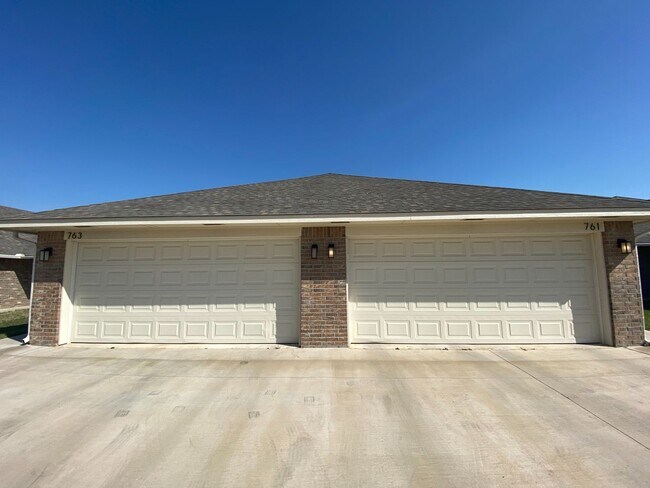 3 Bed 2 Bath Duplex in Moore Schools!!! - 3 Bed 2 Bath Duplex in Moore Schools!!! House