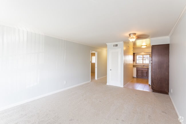 2 BR, 1 BA - 825 SF