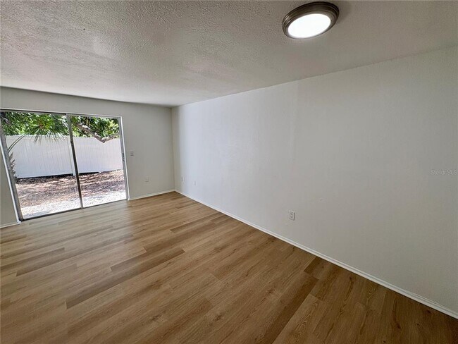 Photo - 305 57th Ave Dr E