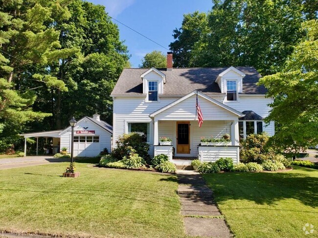 Building Photo - Charming Cochranton Home with Extensive Up...