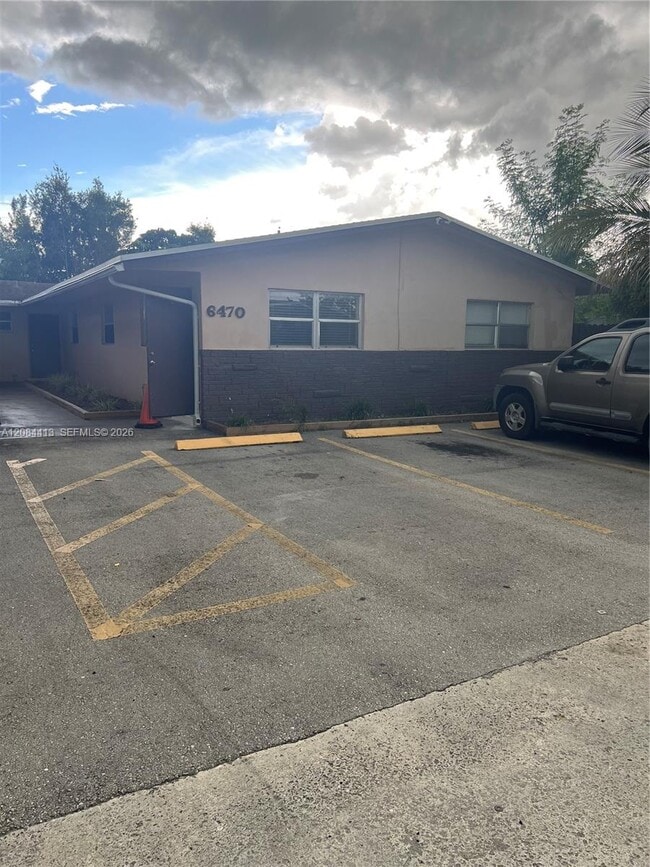 Building Photo - 6470 NW 20th Ct Unit 2r