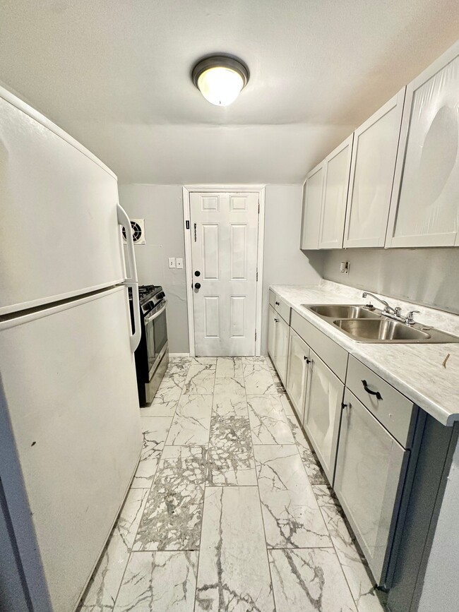 Photo - 527 Sassafras St