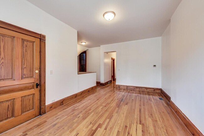 Photo - 1138 W Addison St