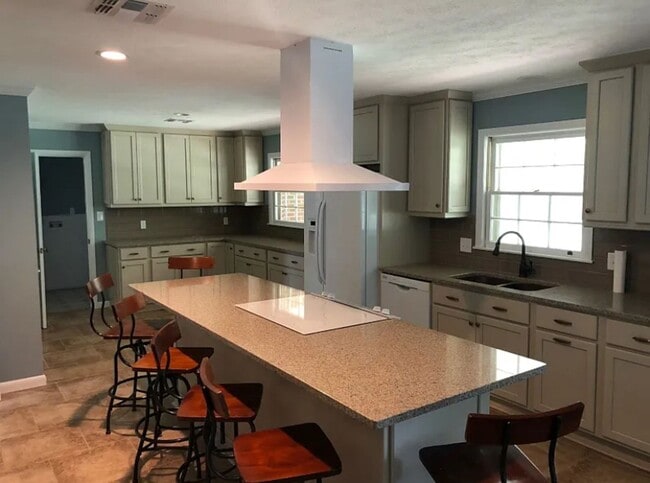 Photo - AVAILABLE NOW! CALL US FOR A SHOWING!