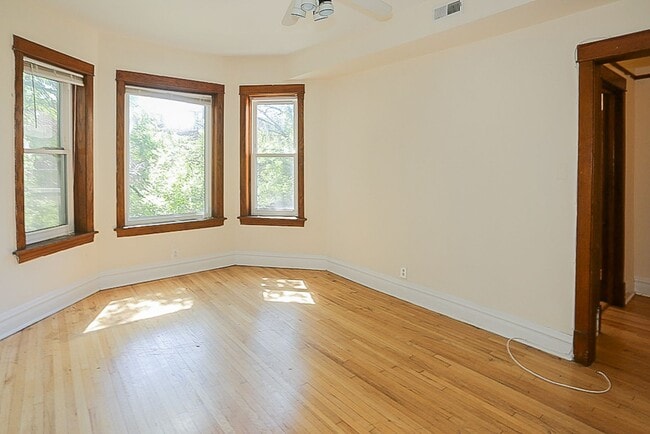 Building Photo - 3818 N Sheffield Ave Unit 3820-2