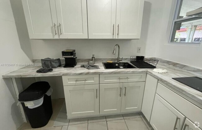 Building Photo - 3 bedroom in North Miami FL 33168 Rental