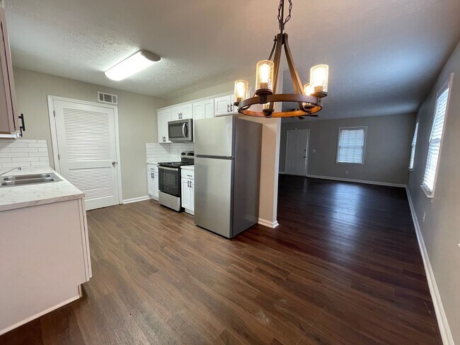 Photo - $500 OFF RENT! BEAUTIFUL CHARMING 2 BED/2Bath Available!! Apply Now! Unit 442 Lexington Drive