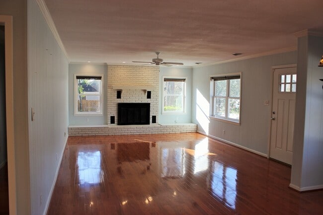 Photo - 705 S Baylor St