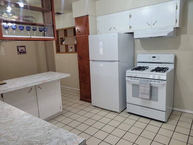 kitchen - 1427 W 7th St