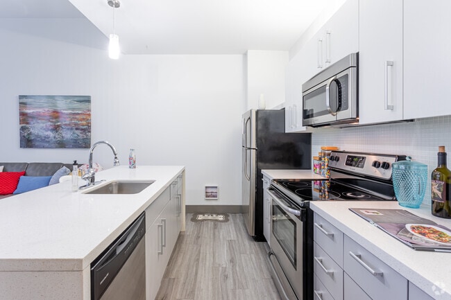 2BR, 2BA - 733 SF
