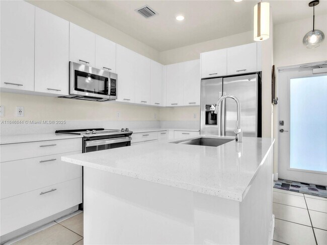 Building Photo - 8001 NW 41st St Unit F-404 Rental