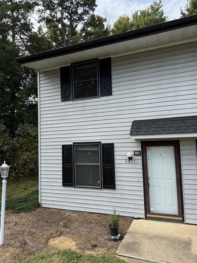 Building Photo - 4001 S Bend Dr