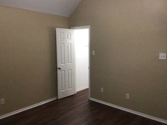 Photo - 2718 Lakecrest Way Dr