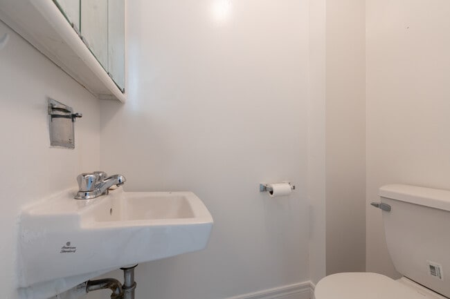 Building Photo - LARGE THREE BEDROOM TOWNHOUSE Unit TH 38