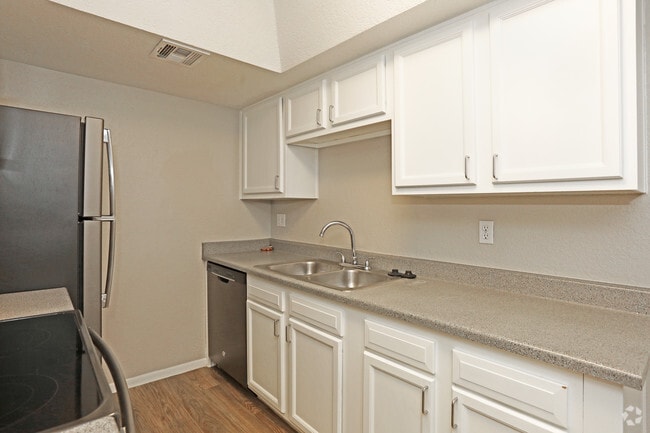 2BR, 2BA - 1050 SF