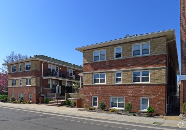 319 E Broadway