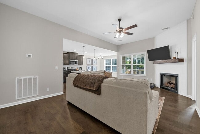 Photo - 3 Bedroom 2 Bath Dog Friendly Home For Rent!