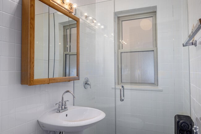 1BR, 1BA - 450SF - Bathroom
