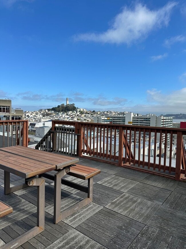 Photo - Spacious Nob Hill 3 BD/ 2 Bath Flat with Shared Roof-deck! Gorgeous City and Bay Views!!