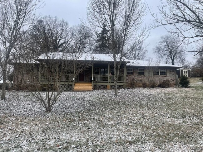 Building Photo - Knoxville 37918 - 3 bedroom, 1.5 bath home in Halls - Contact Lisa Vineyard and Shannon Russell (...