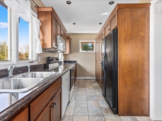 Building Photo - 3BR, 1.5 Bath Single Family Home - Brainer...