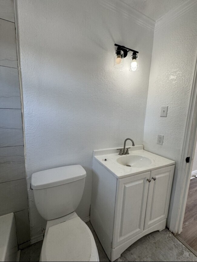 Photo - 923 Knight St