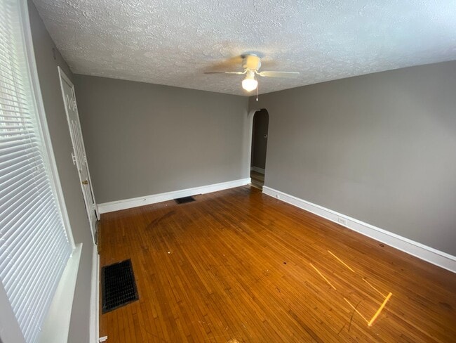 Photo - 608 1/2 E Monroe Unit Lower