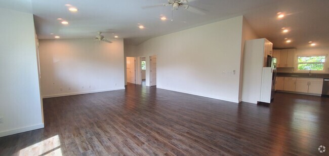 Building Photo - 4 bed, 3 bath with den, upstairs unit in K... Rental