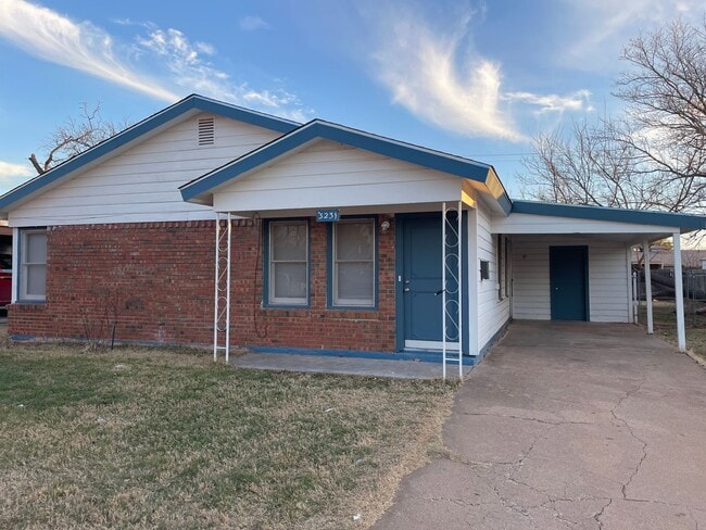 UP-dated 3/2 with carport! NEW HVAC in Jun... - UP-dated 3/2 with carport! NEW HVAC in Jun... Casa