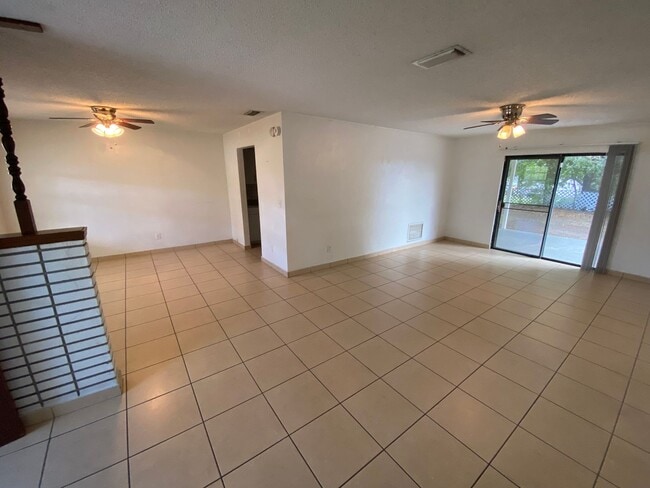 Photo - Beautiful, 1/2 of duplex close to I-4