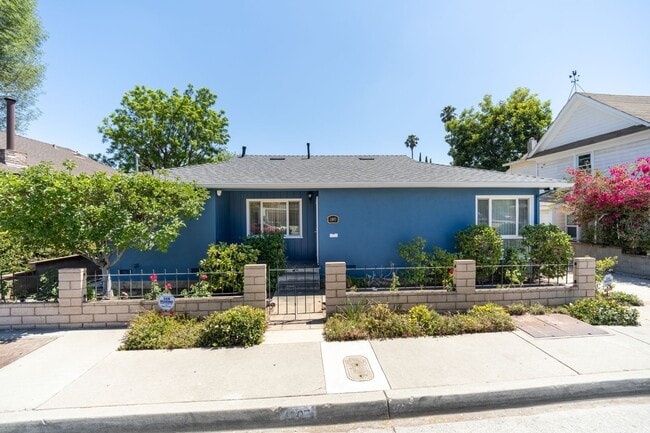 Building Photo - 2 bedroom, den and 1.5 bath, a few blocks of SPHS
